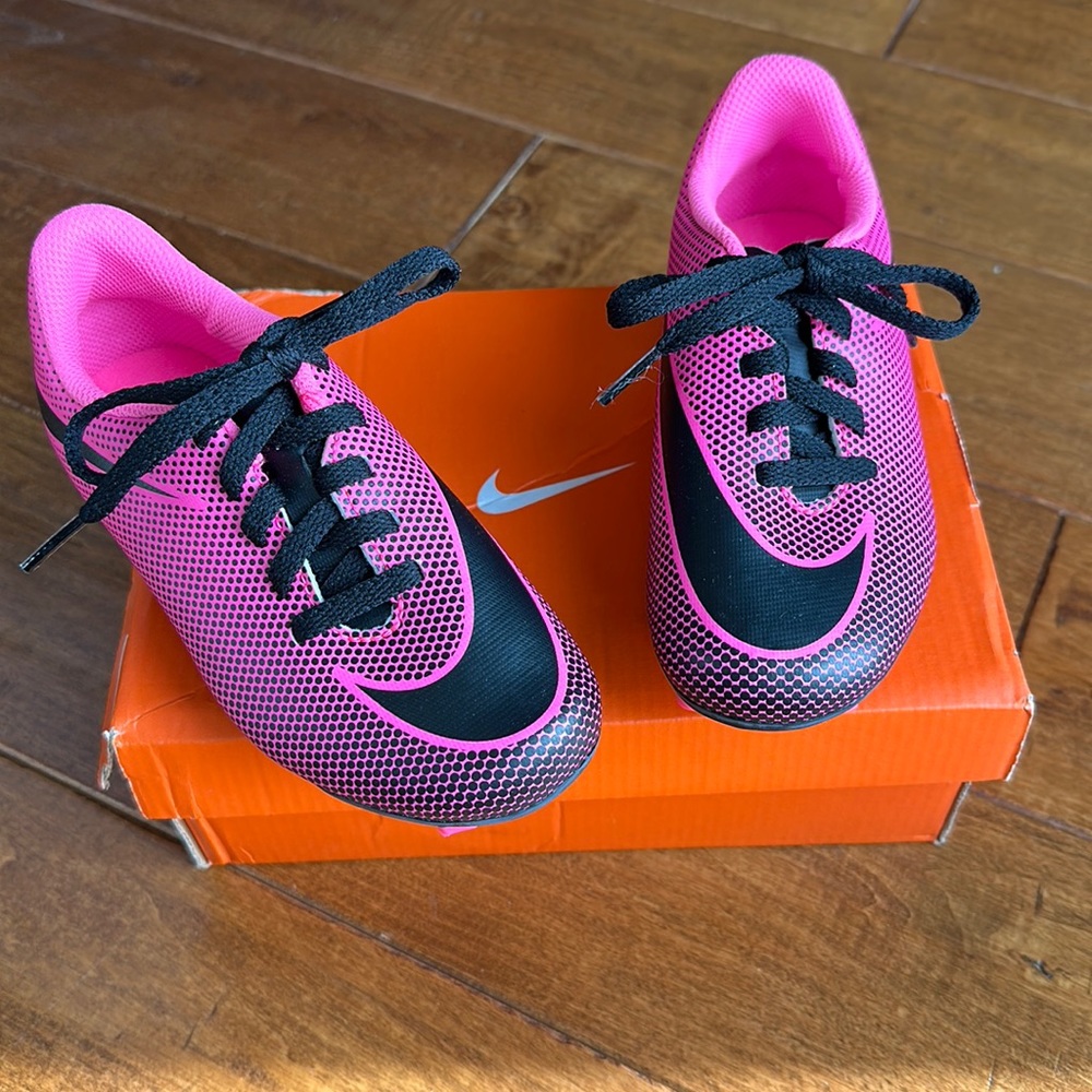 Girls child size 11 Nike Bravata soccer cleats